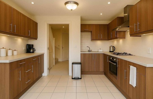 Bushey House | Modern 5BR Stay w/Parking, Near Warner Bros, Shops & London Rail Links