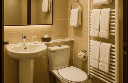 Bushey House | Modern 5BR Stay w/Parking, Near Warner Bros, Shops & London Rail Links