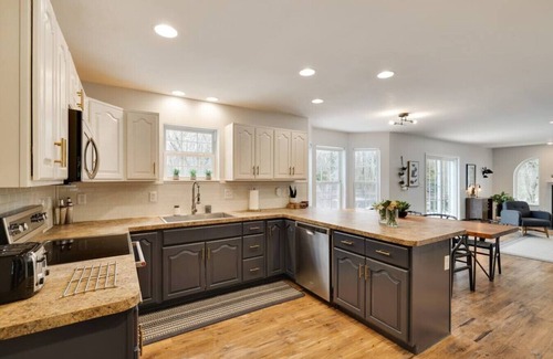 Pocono Summit House | Modern 6BR: Hot Tub, Sauna, Gameroom, Mins to Lake