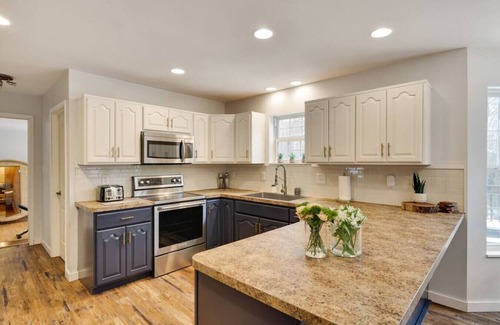 Pocono Summit House | Modern 6BR: Hot Tub, Sauna, Gameroom, Mins to Lake