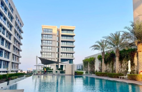 Muharraq Apartment | Modern apartment l Pool + Acess Marasi beach.