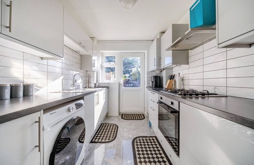 Abbey Wood House | Modern Abbeywood home with garden & parking