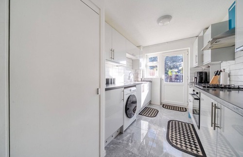 Abbey Wood House | Modern Abbeywood home with garden & parking