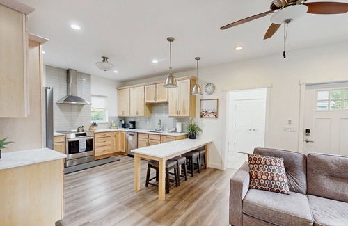 North Star House | Modern & Accessible 4BR Retreat in Downtown Anchorage - dog friendly