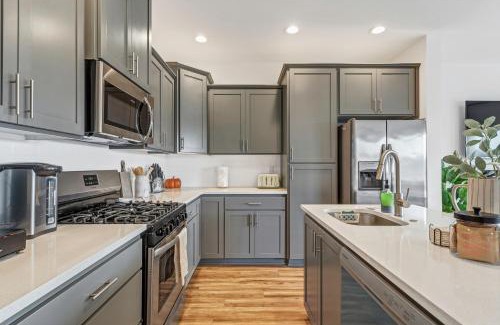 Salem Apartment | Modern and Bright Townhome with Game Room in S Salem