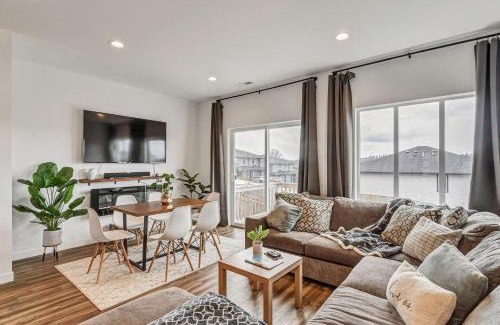 Salem Apartment | Modern and Bright Townhome with Game Room in S Salem