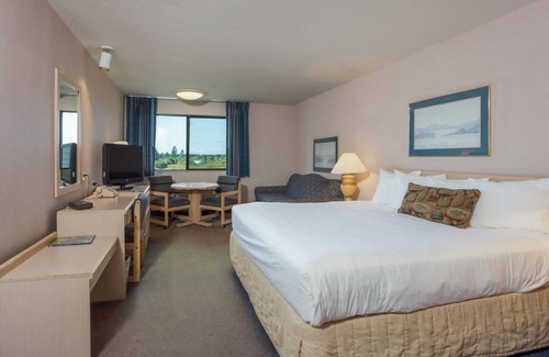 Warrenton Hotel | Modern and Comfy Unit, Near Attractions, Pool and Sauna