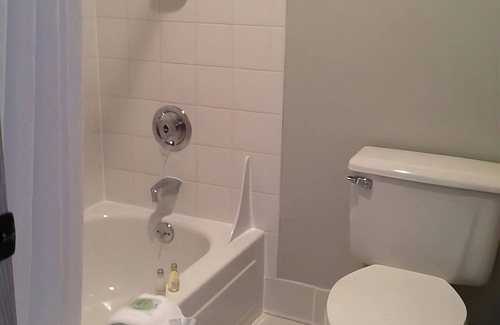 Warrenton Hotel | Modern and Comfy Unit, Near Attractions, Pool and Sauna