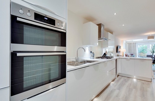Trumpington House | Modern and Spacious Townhouse with Own Carpark | Pass the Keys