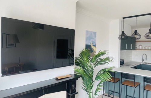 Roscoe Apartment | Modern and Spacious No. 5 - sleeps 6 - free parking