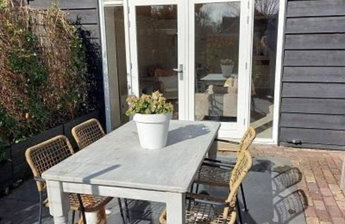 Dirkshorn House | Modern and tastefully furnished holiday home for 4 people, free WiFi, ideal base for many trips in the area