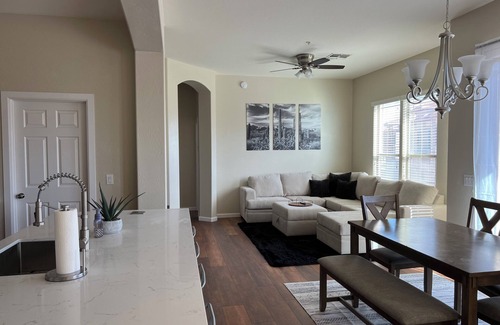 Anthem East Side Condo | Modern Anthem Condo Retreat