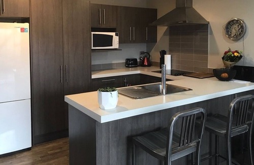 Hamilton North Apartment | Modern Apartment by Rugby Stadium