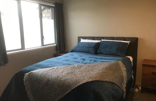 Hamilton North Apartment | Modern Apartment by Rugby Stadium