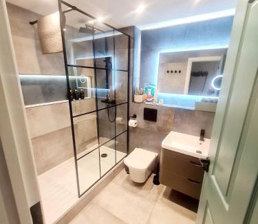 East End Apartment | Modern Apartment - FREE parking