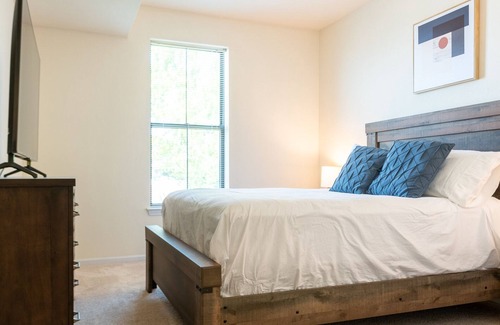 Creve Coeur Apartment | Modern Apartment in Prime Location (ID8230)
