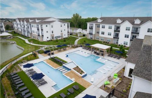Prairie Point-Wildberry Apartment | Modern Apartment min from MCI
