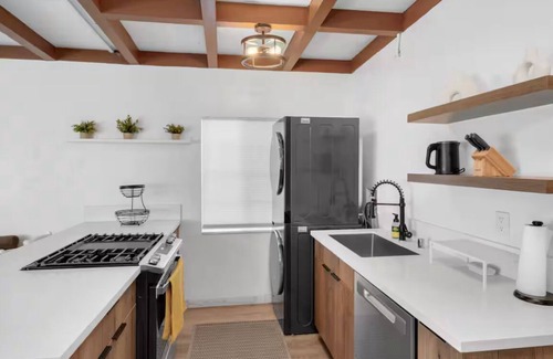 North Long Beach Apartment | Modern Apartment Near Disneyland - Free Parking