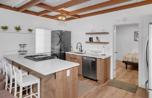North Long Beach Apartment | Modern Apartment Near Disneyland - Free Parking