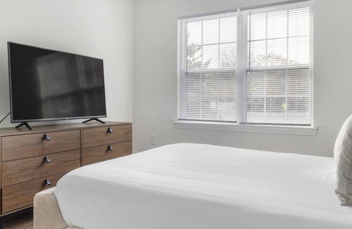 Holly Springs Apartment | Modern Apartment in Prime Location (ID8183X77)