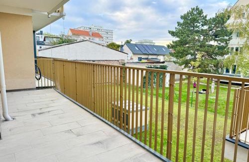 Wiener Neudorf Apartment | Modern Apartment with Terrace Patio near SCS