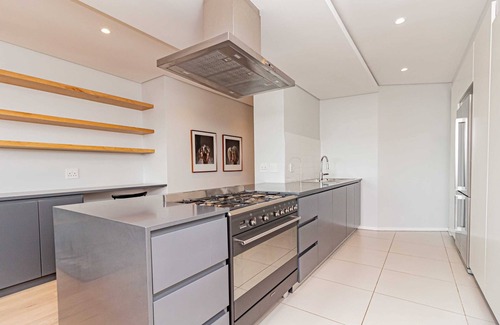 Three Anchor Bay Apartment | Modern Apartment w/Rooftop Deck (Scholtz Penthouse)