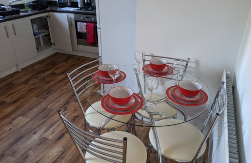 Coventry Apartment | Modern apartment with Parking/En-suite/WiFi/Netflix