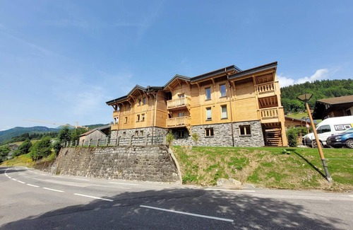 Les Gets Apartment | Modern Apartment with Sunlit Terrace, Close to Ski Slopes and Village Amenities