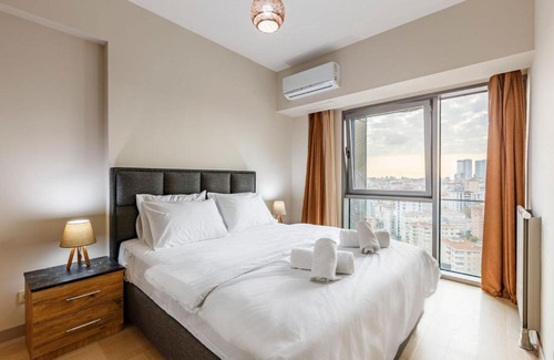 Kadikoy Apartment | Modern Apartment with Great City View in Kadikoy