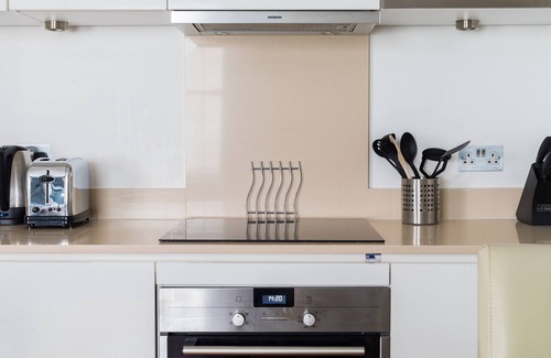 St. Pancras Apartment | Modern apartment with sofa bed, patio and private entrance