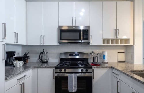 Downtown Apartment | Modern Apt Downtown with Pool