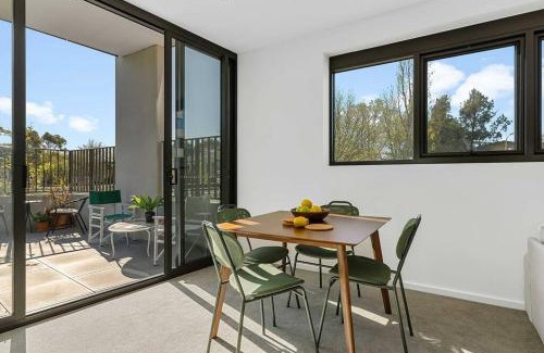 Lyneham House | Modern art and Private Entrance & Plenty Free Parking