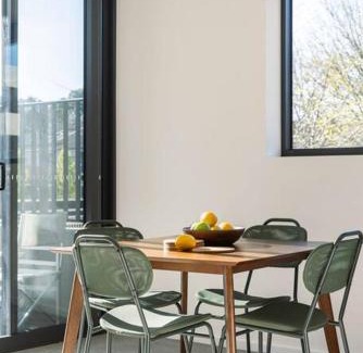 Lyneham House | Modern art and Private Entrance & Plenty Free Parking