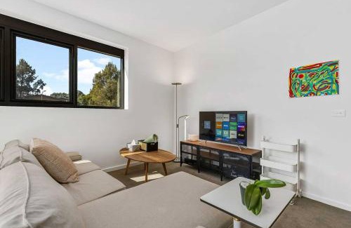 Lyneham House | Modern art and Private Entrance & Plenty Free Parking