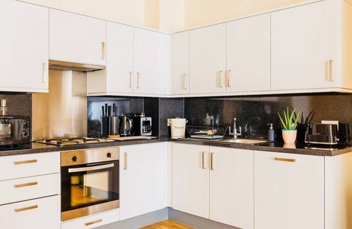 Ashford Apartment | Modern Ashford 2B Apartment (Sleeps 6) Town Centre