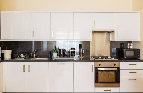 Ashford Apartment | Modern Ashford 2B Apartment (Sleeps 6) Town Centre