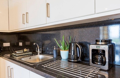 Ashford Apartment | Modern Ashford 2B Apartment (Sleeps 6) Town Centre