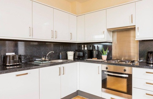 Ashford Apartment | Modern Ashford 2B Apartment (Sleeps 6) Town Centre