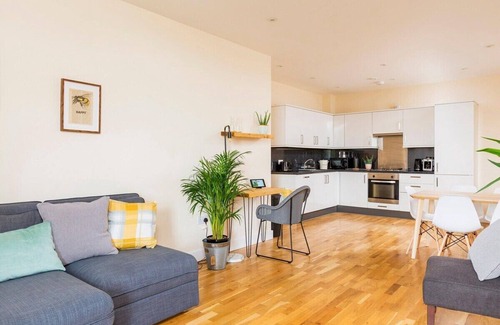 Ashford Apartment | Modern Ashford 2B Apartment (Sleeps 6) Town Centre