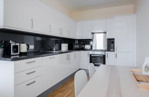 Ashford Apartment | Modern Ashford 2B Apartment (Sleeps 6) Town Centre