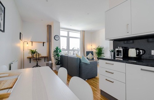 Ashford Apartment | Modern Ashford 2B Apartment (Sleeps 6) Town Centre