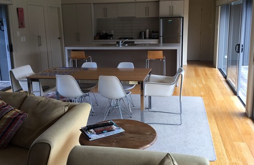 Kuaotunu House | Modern Bach - level 5 minute walk to Kuaotunu Beach