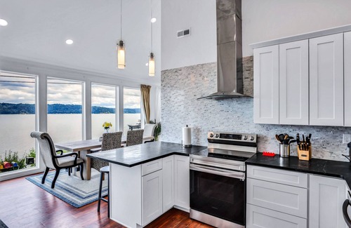 Camano Island House | Modern beachfront getaway w/hot tub and rooftop deck