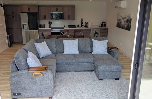 Cle Elum Cabin | Modern Bear Den Lake Cabin - 2-bedroom -6 beds- AC, WiFi, Hiking, Hot Tub, Sun
