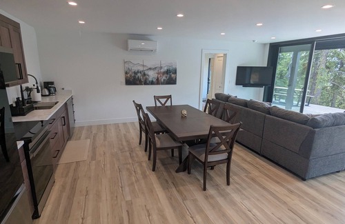 Cle Elum Cabin | Modern Bear Den Lake Cabin - 2-bedroom -6 beds- AC, WiFi, Hiking, Hot Tub, Sun