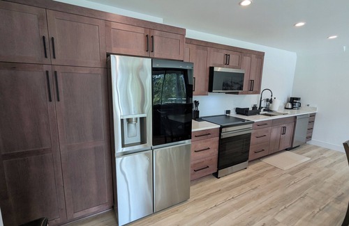 Cle Elum Cabin | Modern Bear Den Lake Cabin - 2-bedroom -6 beds- AC, WiFi, Hiking, Hot Tub, Sun