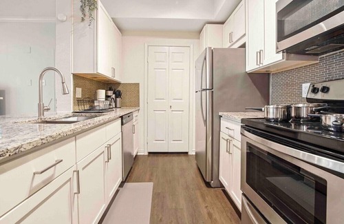 Irving Apartment | Modern Boho WFH Getaway | Gym | FREE Parking