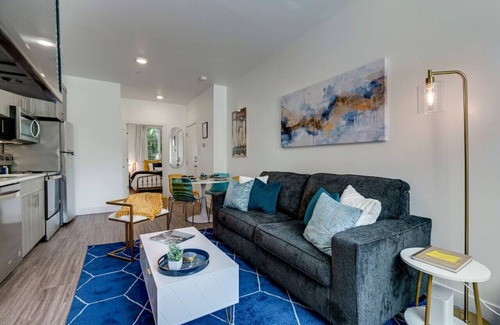 King Apartment | Modern & Bright Studio, Fast WiFi, Walkable to NE Portland Neighborhoods, Alberta Arts/Williams District