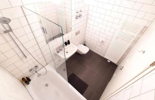 Friedrichshain-Kreuzberg Apartment | Modern building with vertical garden & 2 bedrooms