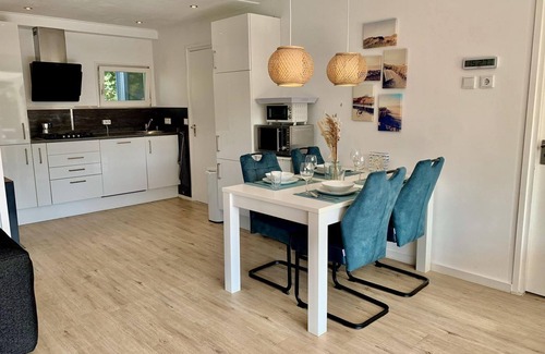 Sint Maartensvlotbrug House | Modern bungalow with veranda, 2 bedrooms, sleeps 4, WiFi, lovely large enclosed garden, dog welcome